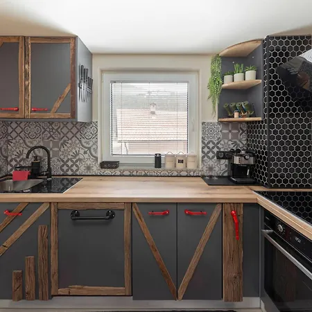 Apartment Deluxe House Maj